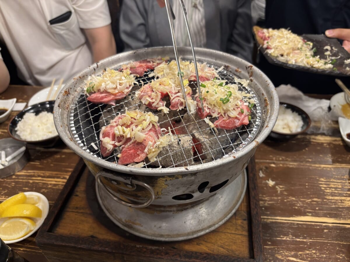 大森の焼肉店「まるみち」で名物の長いお肉を堪能しました